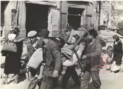 Październik 1944, Warszawa. 
Ewakuacja ludności cywilnej po powstaniu warszawskim. 
Fot. NN, Studium Polski Podziemnej w Londynie