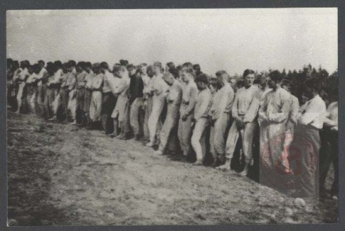 Maj 1944, okolice Murowanej Oszmianki
Litewscy jeńcy wzięci do niewoli po bitwie przez żołnierzy 3 Wileńskiej Brygady Armii Krajowej. 
Fot. NN, Studium Polski Podziemnej w Londynie