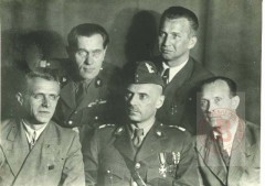 Sierpień 1941, ZSRR.
Generałowie Armii Polskiej w ZSRR. W pierwszym rzędzie siedzą od lewej: dowódca 6 Lwowskiej Dywizji Piechoty generał Michał Tokarzewski-Karaszewicz, dowódca Polskich Sił Zbrojnych w ZSRR generał Władysław Anders, dowódca 5 Wileńskiej Dywizji Piechoty generał Mieczysław Boruta-Spiechowicz. Za nimi stoją od lewej: generał Zygmunt Szyszko-Bohusz i szef sztabu armii pułkownik Leopold Okulicki 
Fot. NN, Studium Polski Podziemnej w Londynie