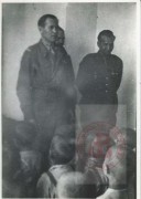 1943, Iran.
Zastępca dowódcy II Korpusu Polskiego generał Zygmunt Szyszko-Bohusz (1. z lewej), dowódca 5 Kresowej Dywizji Piechoty w Armii Polskiej na Wschodzie pułkownik Nikodem Sulik (2. z lewej), pułkownik Leopold Okulicki odwiedzają sieroty z ochronki dla polskich dzieci. 
Fot. NN, Studium Polski Podziemnej w Londynie