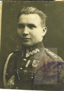 1922-1923, Polska 
Kapitan Leopold Okulicki z 4 Pułku Piechoty Legionów. Po wojnie skazany w procesie szesnastu i zamordowany w więzieniu.
Fot. NN, Studium Polski Podziemnej w Londynie