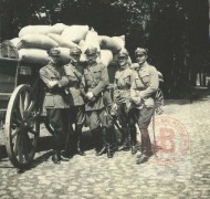 1928-1936, Grudziądz, Polska. 
Szkoła Podchorążych Kawalerii. Pięciu oficerów przy wozie taboru. 
Fot. NN, Studium Polski Podziemnej w Londynie