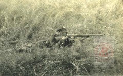 1928-1939, okolice Grudziądza, Polska. 
Manewry Szkoły Podchorążych Kawalerii. Podchorąży na pozycji strzeleckiej w masce przeciwgazowej. 
Fot. NN, Studium Polski Podziemnej w Londynie