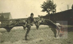 1928-1939, Grudziądz, Polska. 
Szkoła Podchorążych Kawalerii. Podchorążowie pozują na przeszkodzie. 
Fot. NN, Studium Polski Podziemnej w Londynie