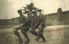 1928-1939, Grudziądz, Polska. 
Szkoła Podchorążych Kawalerii. Podchorążowie pozują na przeszkodzie. 
Fot. NN, Studium Polski Podziemnej w Londynie