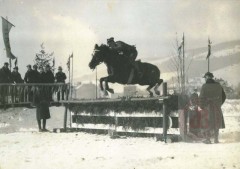 1928-1939, Grudziądz, Polska. 
Konkurs hippiczny. Zawodnik pokonuje przeszkodę. 
Fot. NN, Studium Polski Podziemnej w Londynie