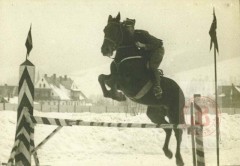 1928-1939, Grudziądz, Polska. 
Konkurs hippiczny. Zawodnik pokonuje przeszkodę. 
Fot. NN, Studium Polski Podziemnej w Londynie