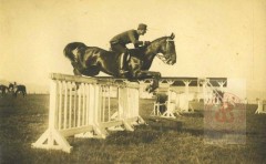 1928-1939, Grudziądz, Polska. 
Konkurs hippiczny przy Szkole Podchorążych Kawalerii. Zawodnik pokonuje przeszkodę. 
Fot. NN, Studium Polski Podziemnej w Londynie