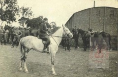 1928-1939, Grudziądz, Polska. 
Szkoła Podchorążych Kawalerii. Kobieta na koniu, w tle podchorążowie. 
Fot. NN, Studium Polski Podziemnej w Londynie