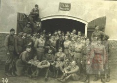 1928-1939, Grudziądz, Polska. 
Szkoła Podchorążych Kawalerii. Zdjęcie podchorążych przy stajni. 
Fot. NN, Studium Polski Podziemnej w Londynie