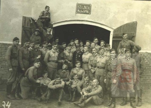 1928-1939, Grudziądz, Polska. 
Szkoła Podchorążych Kawalerii. Zdjęcie podchorążych przy stajni. 
Fot. NN, Studium Polski Podziemnej w Londynie