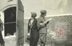 1928-1939, Grudziądz, Polska. 
Szkoła Podchorążych Kawalerii. Wizyta w stajni Wandy Plater, obok niezidentyfikowany oficer.  
Fot. NN, Studium Polski Podziemnej w Londynie