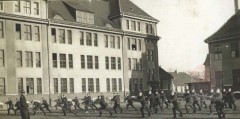 1928-1939, Grudziądz, Polska. 
Szkoła Podchorążych Kawalerii. Ćwiczenia z karabinami na placu przed szkołą. 
Fot. NN, Studium Polski Podziemnej w Londynie