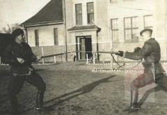 1928-1939, Grudziądz, Polska. 
Szkoła Podchorążych Kawalerii. Ćwiczenia z karabinami na placu przed szkołą. 
Fot. NN, Studium Polski Podziemnej w Londynie