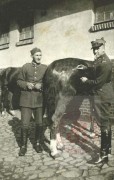 1928-1939, Grudziądz, Polska. 
Szkoła Podchorążych Kawalerii. Podchorążowie przy koniu
Fot. NN, Studium Polski Podziemnej w Londynie