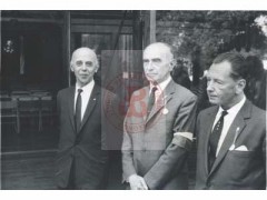 1964, Fawley Court, Anglia, Wielka Brytania. 
Zlot Armii Krajowej. Stoją od lewej: członek Rady Trzech generał Tadeusz Bór-Komorowski, współzałożyciel Studium Polski Podziemnej pułkownik Kazimierz Iranek-Osmecki,  Henryk Zabielski.
Fot. NN, Studium Polski Podziemnej w Londynie