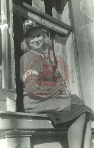 Sierpień 1944, Warszawa, Polska.
Uczestniczka powstania warszawskiego pozuje do zdjęcia siedząc na parapecie okna.
Fot. NN, Studium Polski Podziemnej w Londynie