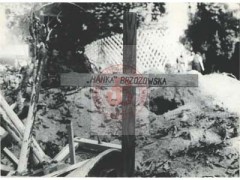Sierpień lub wrzesień 1944, Warszawa, Polska.
Mogiła powstańcza. Na drewnianym krzyżu wyryto pseudonim i nazwisko powstańca - Brzozowska ps. 