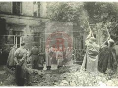 Sierpień lub wrzesień 1944, Warszawa, Polska.
Pogrzeb powstańczy w podwórzu. Żołnierze oddają salwę honorową.
Fot. NN, Studium Polski Podziemnej w Londynie