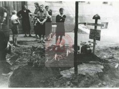 Sierpień lub wrzesień 1944, Warszawa, Polska.
Grób poległego powstańca na ulicy.
Fot. NN, Studium Polski Podziemnej w Londynie