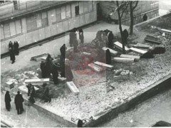 Sierpień-wrzesień 1944, Warszawa, Polska.
Pogrzeby zabitych w czasie walk powstańczych na prowizorycznym cmentarzu na tyłach podwórza.
Fot. NN, Studium Polski Podziemnej w Londynie