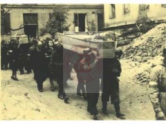 Sierpień-wrzesień 1944, Warszawa, Polska.
Kondukt pogrzebowy zmierza z trumnami na prowizoryczny cmentarz w podwórzu kamienicy. 
Fot. NN, Studium Polski Podziemnej w Londynie