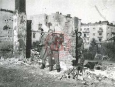 Sierpień lub wrzesień 1944, Warszawa, Polska.
Powstańcy warszawscy. W tle za nimi uszkodzone budynki mieszkalne.
Fot. NN, Studium Polski Podziemnej w Londynie