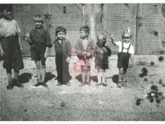 4.08.1944, Warszawa, Polska. 
Dzieci. Zdjęcie wykonano prawdopodobnie na podwórzu przy ul. Mazowieckiej 11.
Fot. NN, Studium Polski Podziemnej w Londynie
