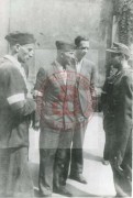 10.08.1944, Warszawa, Polska. 
Płk Antoni Chruściel ps. Monter (stoi 2. z lewej) podczas rozmowy z powstańcem na dziedzińcu Poczty Głównej. Obok dowódcy powstania z prawej strony stoi kpt. Tadeusz Żenczykowski „Kowalik”, szef Wydziału Propagandy KG AK.
Fot. NN, Studium Polski Podziemnej w Londynie