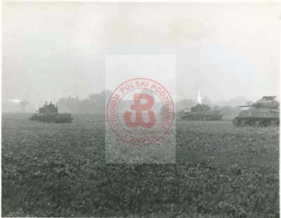 Ok. 29.11.1944, Holandia.
1 Dywizja Pancerna gen. Stanisława Maczka podczas ataku na miasto Gilze, znajdujące się w rejonie Bredy, gdzie skoncentrowały się znaczne siły wojsk niemieckich.  
Fot. NN, Studium Polski Podziemnej w Londynie