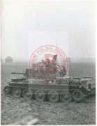 Ok. 29.11.1944, Holandia.
Czołg Mk VIII Cromwell znajdujący się na stanie 10 Pułku Strzelców Konnych 1 Dywizji Pancernej gen. Stanisława Maczka podczas natarcia na miasto Gilze w rejonie Bredy, gdzie skoncentrowały się znaczne siły wojsk niemieckich.
Fot. NN, Studium Polski Podziemnej w Londynie