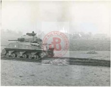 Ok. 29.11.1944, Holandia.
Czołg typu M4 Sherman używany przez 1 Dywizję Pancerną gen. Stanisława Maczka podczas natarcia na miasto Gilze w rejonie Bredy, gdzie skoncentrowały się znaczne siły wojsk niemieckich.
Fot. NN, Studium Polski Podziemnej w Londynie

