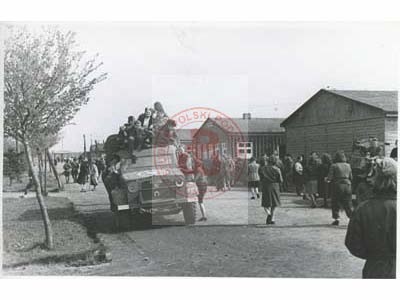 12.04.1945, Oberlangen, III Rzesza Niemiecka.
Oswobodzone z niemieckiego obozu jenieckiego uczestniczki powstania warszawskiego w towarzystwie żołnierzy 2. Pułku Pancernego z 1 Dywizji Pancernej gen. Stanisława Maczka. Na pierwszym planie widać kobiety jadące na 