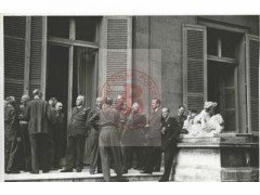 10.05.1945, Paryż, Francja.
Urzędnicy ambasady RP oraz oficerowie Wojska Polskiego podczas uroczystego powitania Naczelnego Wodza gen. Tadeusza Bora-Komorowskiego, uwolnionego kilka dni wcześniej z niemieckiego obozu jenieckiego.
Fot. NN, Studium Polski Podziemnej w Londynie