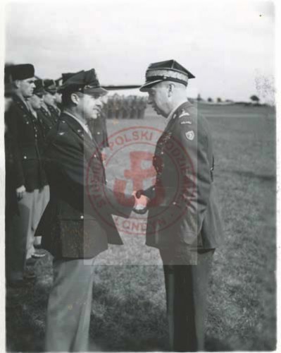 28.09.1944, lotnisko Horham, Wielka Brytania.
Naczelny Wódz gen. Kazimierz Sosnkowski nagrodził orderem Virtuti Militari płk Carla Truesdella jr, który dowodził amerykańską 95. Grupą Bombową podczas operacji 