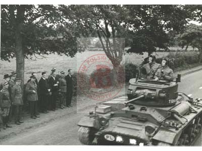 1942-1943, Wielka Brytania.
Czołg Mk III Valentine obsługiwany przez żołnierzy 1 Dywizji Pancernej gen. Stanisława Maczka przejeżdża obok stojących na poboczu generałów. Defilada została zorganizowana z okazji wizyty króla Jugosławii Piotra II Karadziordzievicia.
Fot. NN, Studium Polski Podziemnej w Londynie