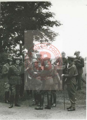 1942-1943, Wielka Brytania.
Naczelny Wódz Polskich Sił Zbrojnych na Zachodzie gen. Władysław Sikorski (w pierwszym rzędzie 1. z prawej) bierze udział w ćwiczeniach terenowych 1. Dywizji Pancerną gen. Stanisława Maczka.
Fot. NN, Studium Polski Podziemnej w Londynie