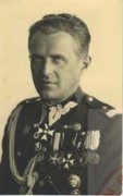 Po 1924, Polska.
Michał Karaszewicz-Tokarzewski (1893-1964) - generał brygady Wojska Polskiego II RP, założyciel Służby Zwycięstwu Polski we wrześniu 1939 r, aktywny działacz Polskiego Podziemia, komendant Związku Walki Zbrojnej na okupację sowiecką. Aresztowany przez NKWD w 1940, siedział w więzieniu na Łubiance. W sierpniu 1941 r. po wypuszczeniu z więzienia zostaje dowódcą 6 Dywizji Piechoty Polskich Sił Zbrojnych w ZSRR. Zastępca dowódcy Armii Polskiej na Wschodzie, gen. Władysława Andersa. Po zakończeniu wojny pozostał na emigracji w Wielkiej Brytanii. Od 1954 był Generalnym Inspektorem Sił Zbrojnych i ministrem obrony narodowej w rządzie Rzeczypospolitej Polskiej na Uchodźstwie. 
Fot. NN, Studium Polski Podziemnej w Londynie