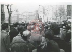 22.04.1956, Londyn, Anglia, Wielka Brytania.
Demonstracja zorganizowana przez Polonię przeciwko planowanej wizycie w Polsce I sekretarza Komitetu Centralnego Komunistycznej Partii Związku Radzieckiego (KPZR) Nikity Chruszczowa, a także premiera ZSRR Nikołaja Bułganina.
Fot. NN, Studium Polski Podziemnej w Londynie