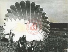 Lata 40, Szkocja, Wielka Brytania.
Skoczkowie z 1.Samodzielnej Brygady Spadochronowej podczas ćwiczeń spadochronowych na poligonie.
Fot. NN, Studium Polski Podziemnej w Londynie
