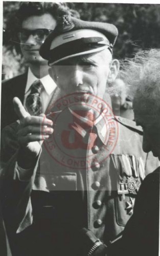 14.10.1979, Kiełpin k. Łomianek, woj. warszawskie, Polska.
Były żołnierz oddziałów leśnych 14 Pułku Ułanów Jazłowieckich w Okręgu Lwów Armii Krajowej podczas uroczystości odsłonięcia na cmentarzu pomnika - obelisku poświęconego zwycięskiej szarży kawalerii z 14 Pułku Ułanów Jazłowieckich pod Wólką Węglową we wrześniu 1939 r. Ufundowany został przez Koło 14 Pułku Ułanów Jazłowieckich w Londynie.
Fot. NN, Studium Polski Podziemnej w Londynie
