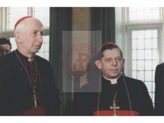 Prawdopodobnie 27.02.1985, Londyn, Anglia, Wielka Brytania.
Prymas Józef Glemp (z prawej) podczas wizyty u londyńskiej Polonii. 
Fot. Studium Polski Podziemnej w Londynie