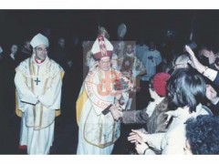 Prawdopodobnie 27.02.1985, Londyn, Anglia, Wielka Brytania.
Prymas Józef Glemp (z prawej) podczas wizyty u londyńskiej Polonii. Na zdjęciu duchowny wita się z wiernymi.
Fot. Studium Polski Podziemnej w Londynie