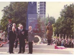 18.09.1976, Londyn, Anglia, Wielka Brytania. 
Uroczyste odsłonięcie pierwszego w Europie Zachodniej pomnika ku czci pomordowanych w Katyniu oraz w innych miejscach sowieckich zbrodni na cmentarzu Gunnersbury.
Fot. NN, Studium Polski Podziemnej w Londynie
