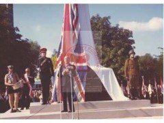 18.09.1976, Londyn, Anglia, Wielka Brytania. 
Uroczystość odsłonięcia pierwszego w Europie Zachodniej pomnika ku czci pomordowanych w Katyniu oraz w innych miejscach sowieckich zbrodni na cmentarzu Gunnersbury.
 Fot. NN, Studium Polski Podziemnej w Londynie
