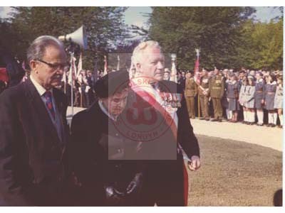 18.09.1976, Londyn, Anglia, Wielka Brytania. 
Uroczystość odsłonięcia pierwszego w Europie Zachodniej pomnika ku czci pomordowanych w Katyniu oraz w innych miejscach sowieckich zbrodni na cmentarzu Gunnersbury. W środku idzie Maria Chełmecka, wdowa po Tadeuszu Chełmeckim, komisarzu Straży Granicznej II RP zamordowanym w Twerze. 
Fot. NN, Studium Polski Podziemnej w Londynie