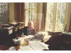 Lata 80, Londyn, Anglia, Wielka Brytania.
Pracownica archiwum Studium Polski Podziemnej.
Fot. NN, Studium Polski Podziemnej w Londynie