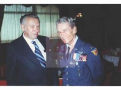 Prawdopodobnie początek lat 70, Londyn, Anglia, Wielka Brytania.
Żołnierz Brytyjskich Sił Zbrojnych Włodzimierz (Vladimir L.) Kozłowski (z prawej) prawdopodobnie podczas spotkania z kolegami z oddziału w polskim Klubie Orła Białego w Balham.
Fot. NN, Studium Polski Podziemnej w Londynie