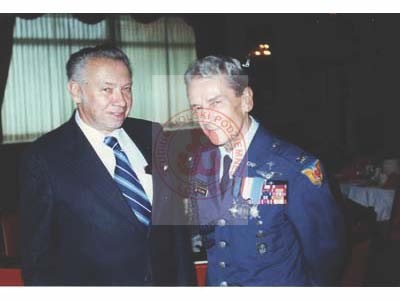 Prawdopodobnie początek lat 70, Londyn, Anglia, Wielka Brytania.
Żołnierz Brytyjskich Sił Zbrojnych Włodzimierz (Vladimir L.) Kozłowski (z prawej) prawdopodobnie podczas spotkania z kolegami z oddziału w polskim Klubie Orła Białego w Balham.
Fot. NN, Studium Polski Podziemnej w Londynie