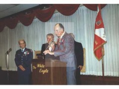 Prawdopodobnie początek lat 70, Londyn, Anglia, Wielka Brytania.
Żołnierz Brytyjskich Sił Zbrojnych Włodzimierz (Vladimir L.) Kozłowski (1. z lewej) prawdopodobnie podczas spotkania z kolegami z oddziału w polskim Klubie Orła Białego w Balham.
Fot. NN, Studium Polski Podziemnej w Londynie